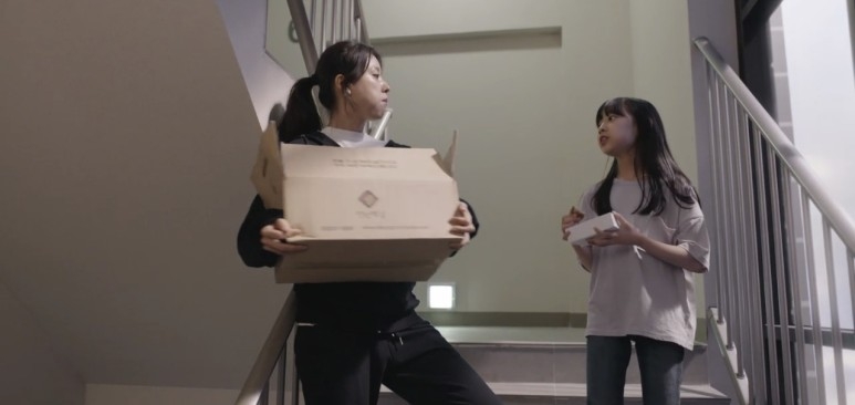 尹新春分發年糕時認識了一位小女孩