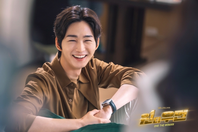 李源根最近在《One The Woman/雙重人生》中飾演檢察官男二