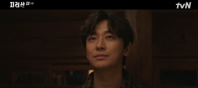 於是姜賢祖把她背回家，在看著牆上伊江的童年照時，姜賢祖的預知幻象又出現了！