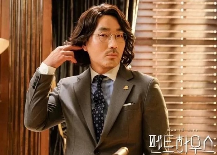 河道權在《Penthouse上流戰爭》中飾演聲樂老師馬斗基