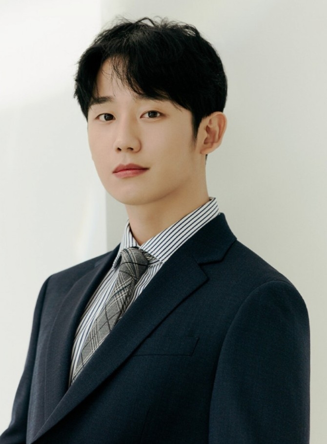 丁海寅飾演在德國長大的名門大學研究生「林秀浩」
