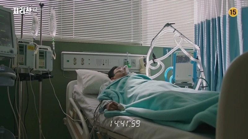 躺在加護病房的姜賢祖瞬間心臟停止
