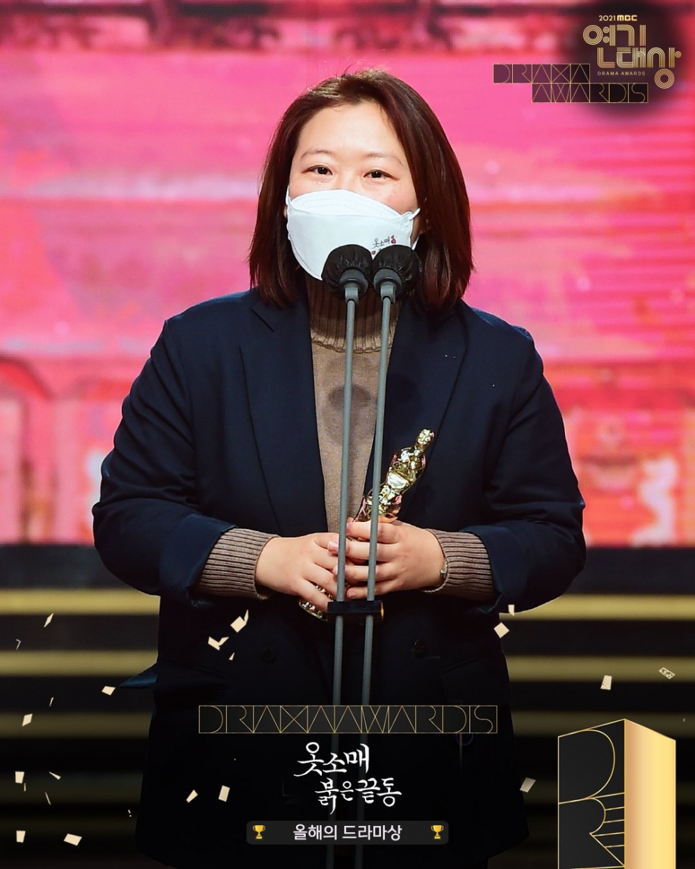 年度最佳電視劇：《衣袖紅鑲邊》(鄭知仁導演領獎)