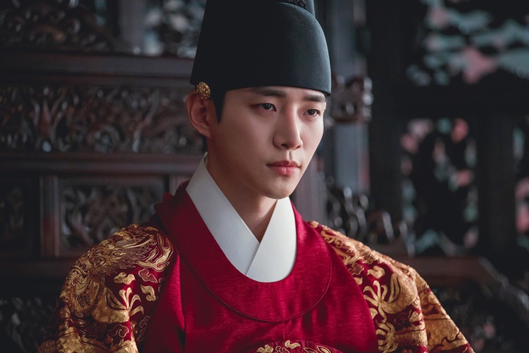 官方公開李祘(李俊昊 飾)登基的劇照