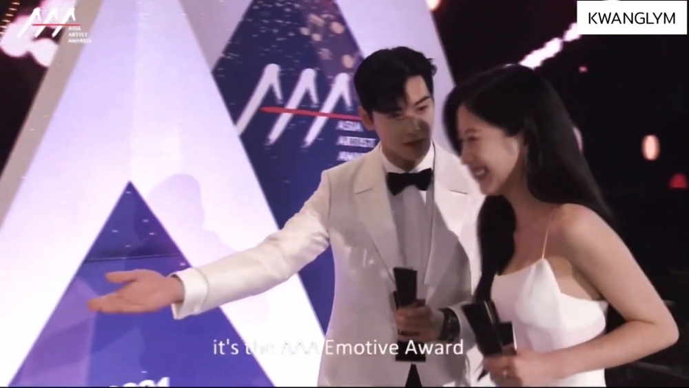 文佳煐因為兩人拿錯了獎盃露出笑容