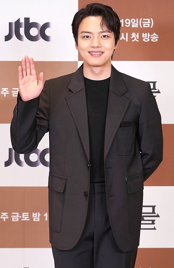 呂珍九飾演破舊小區裡運營餐廳的「殷繼勳」