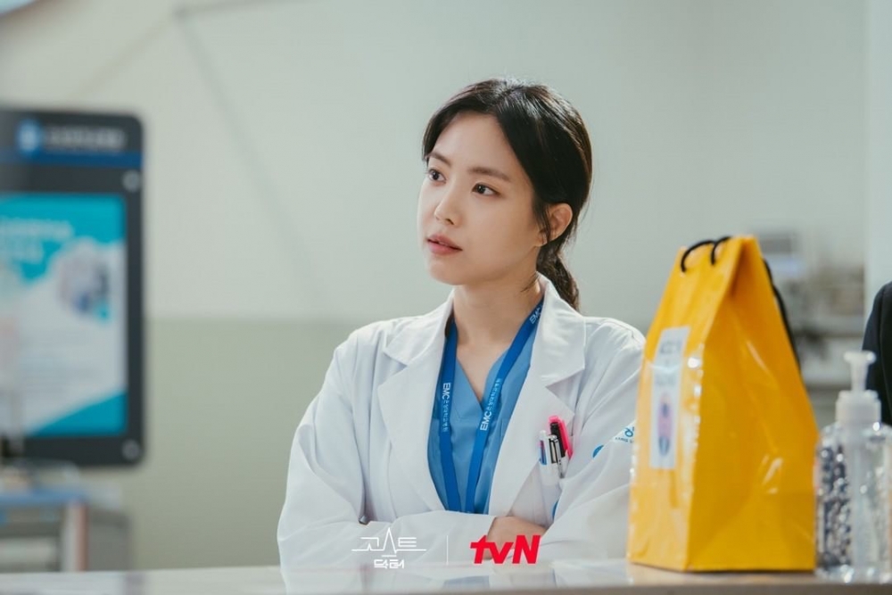 孫娜恩飾演急診室實習醫生「吳秀晶」