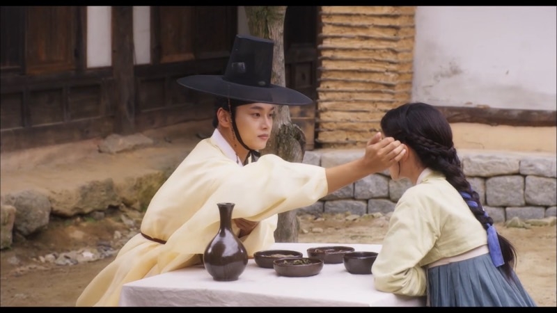 和祚怡談笑風生的是青梅竹馬升律