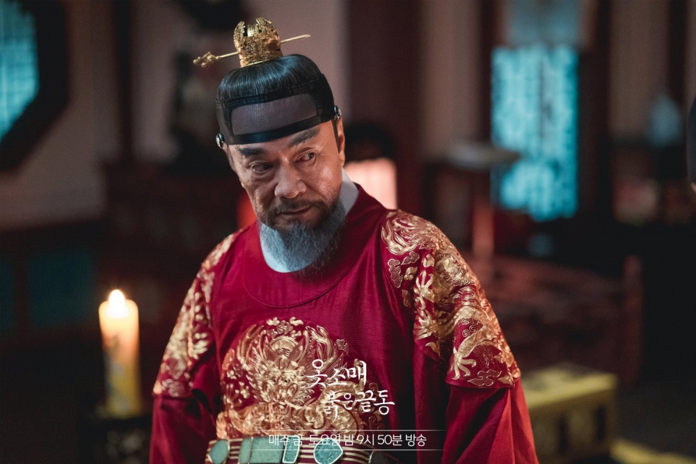 角色介紹:李昑 (李德華 飾)