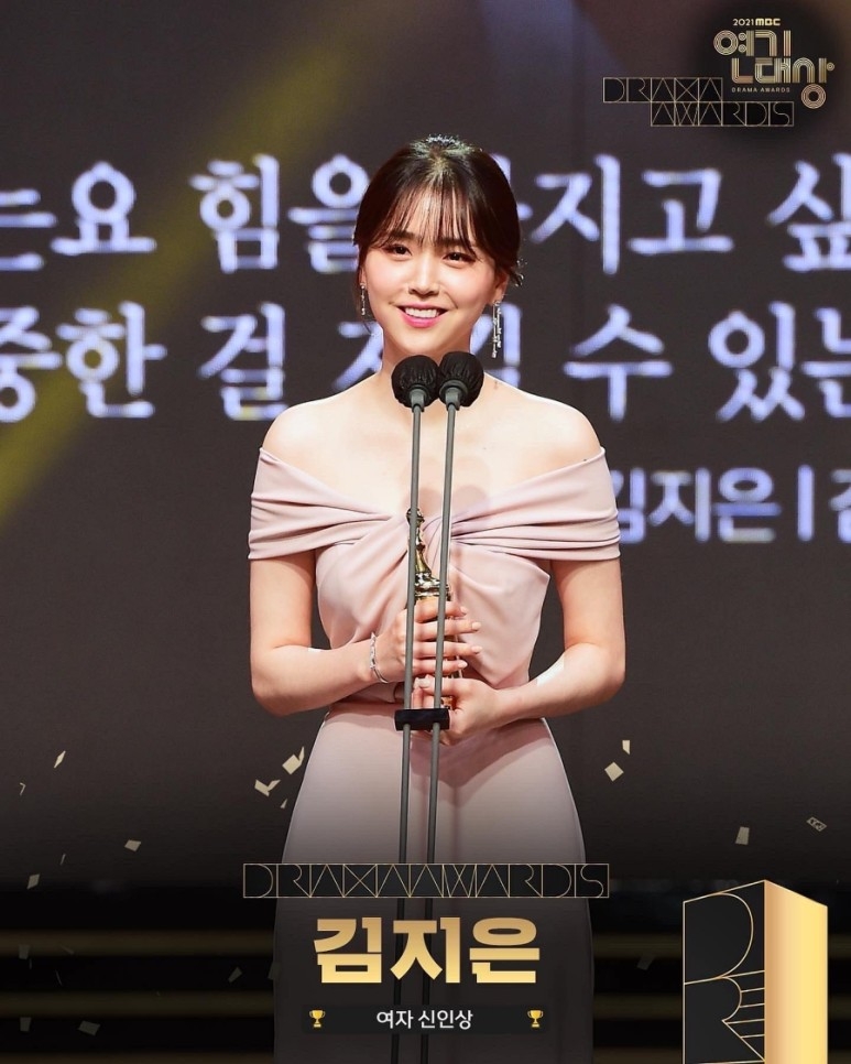 女子新人獎：金智恩《黑色太陽》