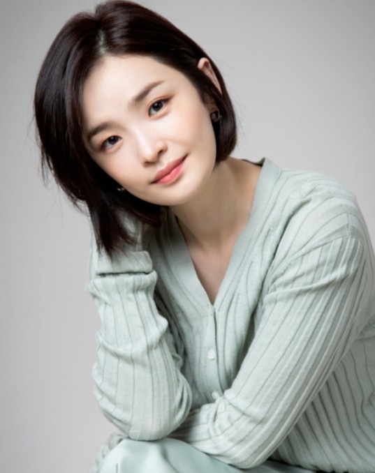 田美都飾演演技老師「鄭燦英」