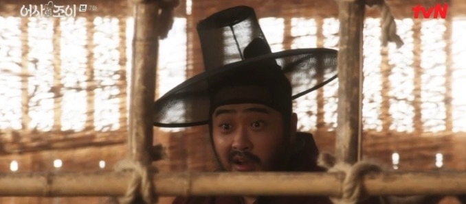 海運判官趁秘靈不注意時掙脫繩子想逃出去