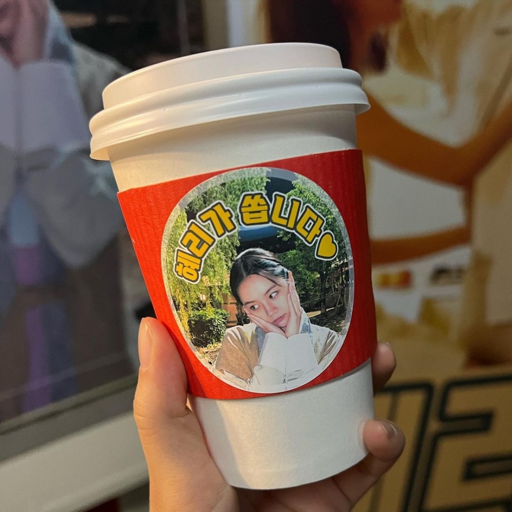 張基龍替惠利送上應援,飲料杯套上印有惠利可愛的照片