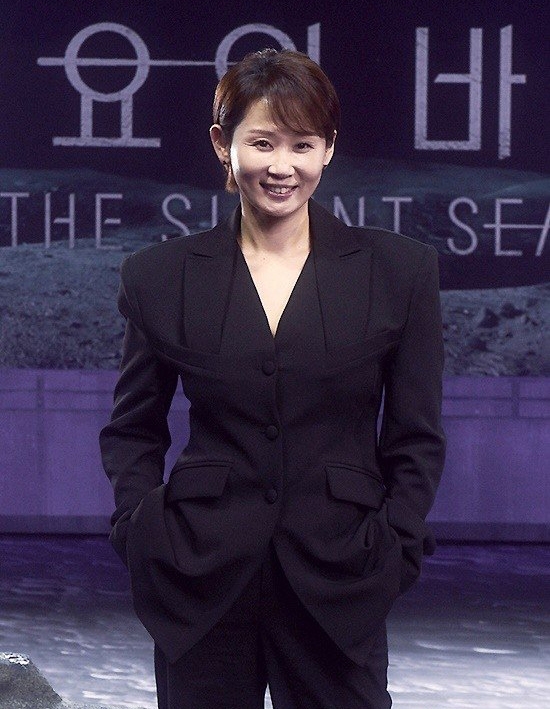 金善映飾演負責隊員生命的團隊醫生「洪達」