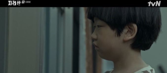 年幼的金率聽到村民闡述的犯案真相不敢置信