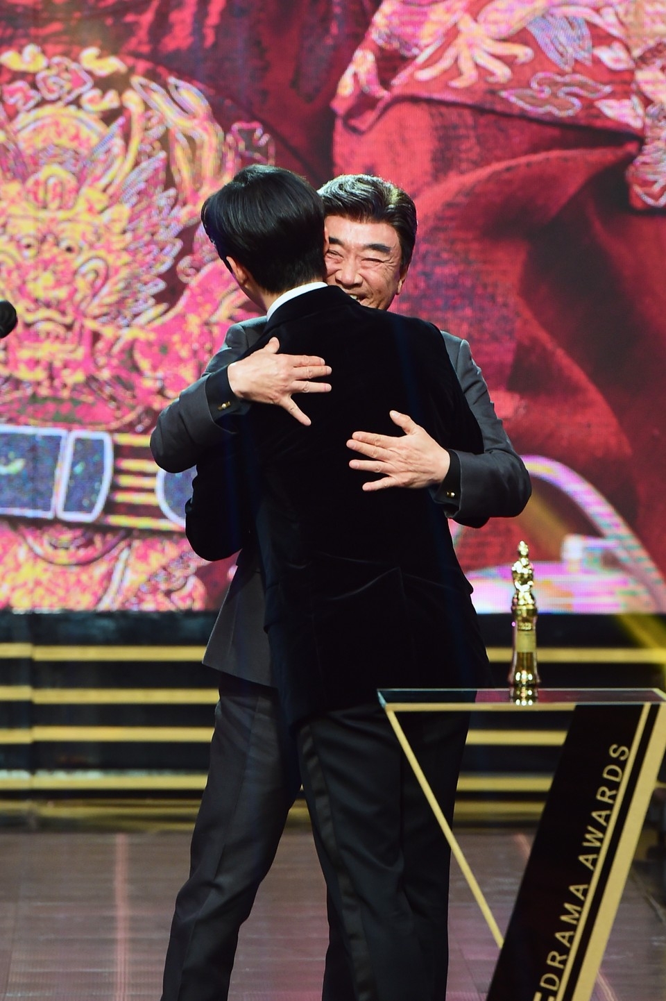 李俊昊與李德華台上相擁祝賀