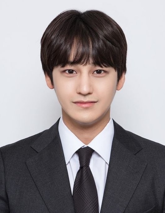 金汎飾演熱情工作的醫生「高勝卓」