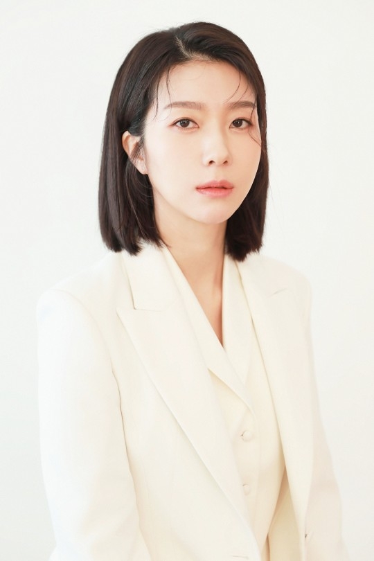 金智賢飾演百貨店化妝品經理「張珠熙」