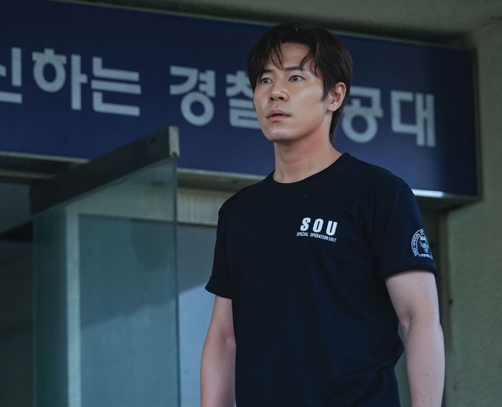 李奎炯飾演調查殭屍病毒事件的刑警「宋在益」