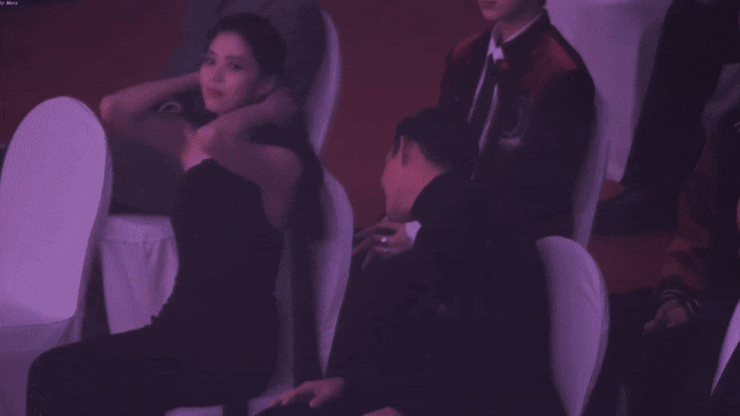 劉亞仁率先向韓韶禧搭話，雙方害羞地打招呼