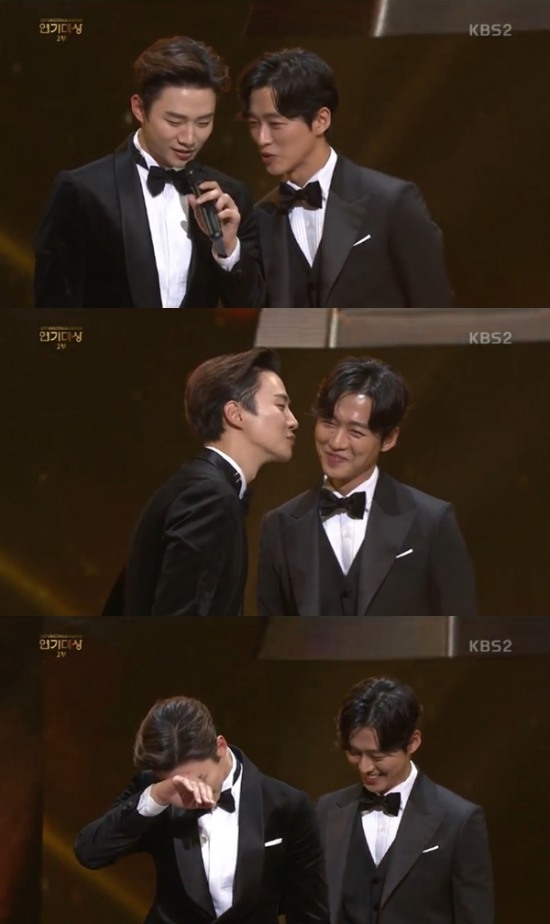南宮珉與李俊昊在KBS演技大賞上重現臉頰啵啵