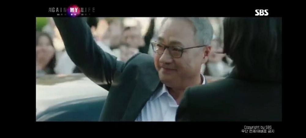 趙泰燮朝簇擁他的民眾揮手