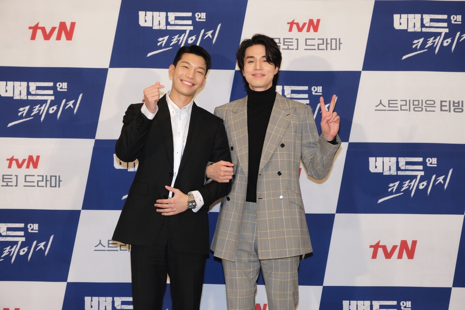 李棟旭&魏河俊在《Bad and Crazy》發表會上親暱挽手