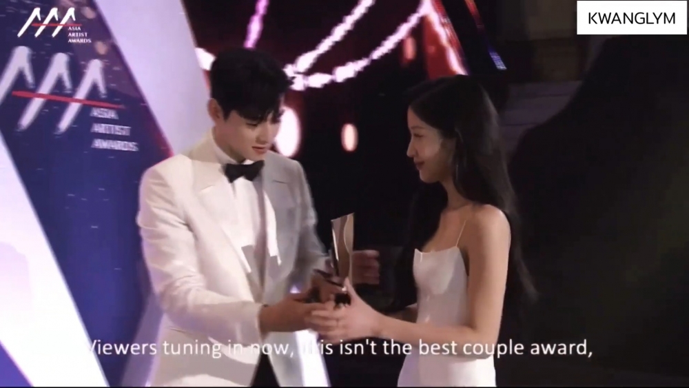 文佳煐&車銀優疑似拿錯了獎盃又再交換回來