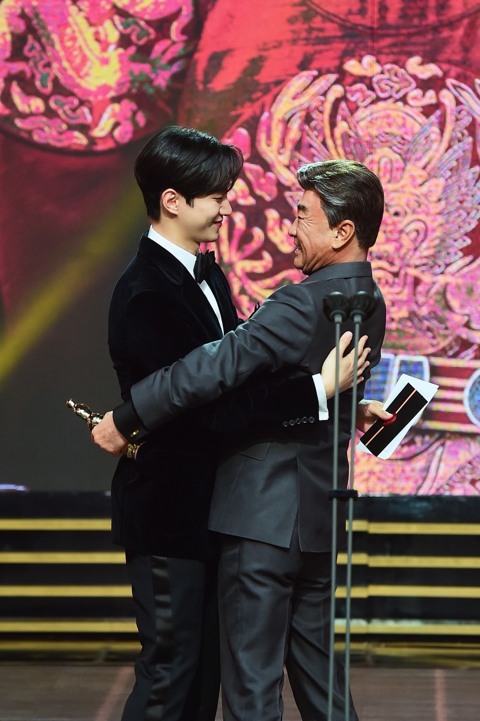 李俊昊與李德華台上相擁祝賀