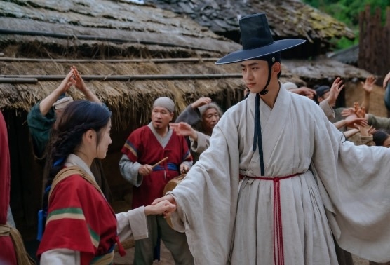 金祚怡拉著羅二言的手隨歌起舞