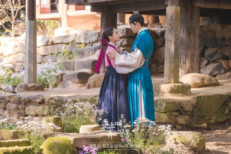 李祘與德任相認，激動相擁