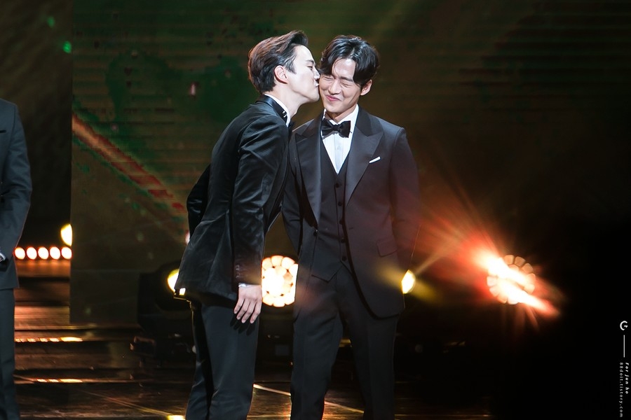 南宮珉和俊昊在KBS演技大賞重現啵啵戲