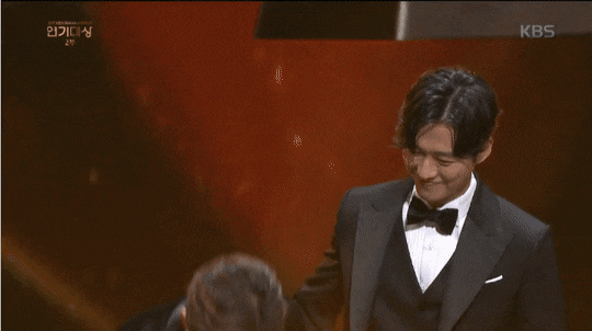 南宮珉和俊昊在KBS演技大賞重現啵啵戲