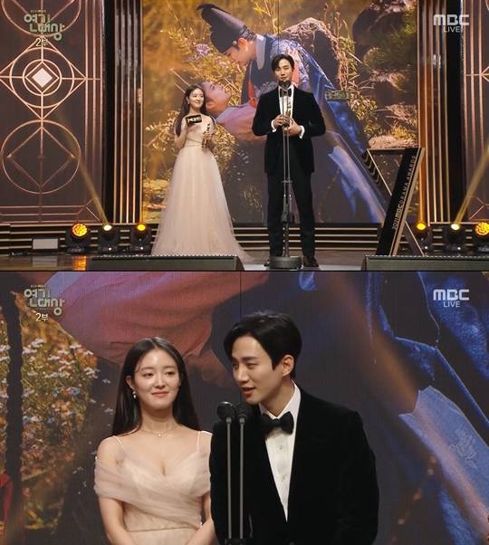 李俊昊和李世榮在《MBC演技大賞》奪下最佳情侶獎