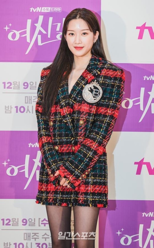 文佳煐飾演沒男人福的就業準備生「盧多賢」