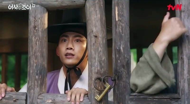 羅二言被誤會殺害海運判官拘禁在牢房裡