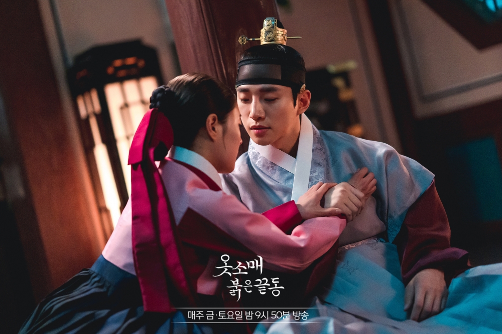 德任想拉開李祘的手