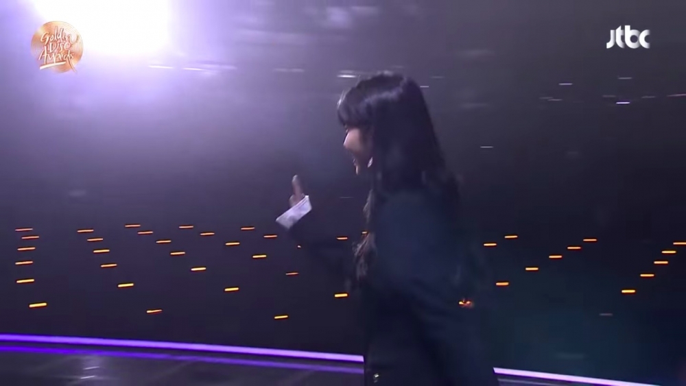 IU向李到晛打招呼