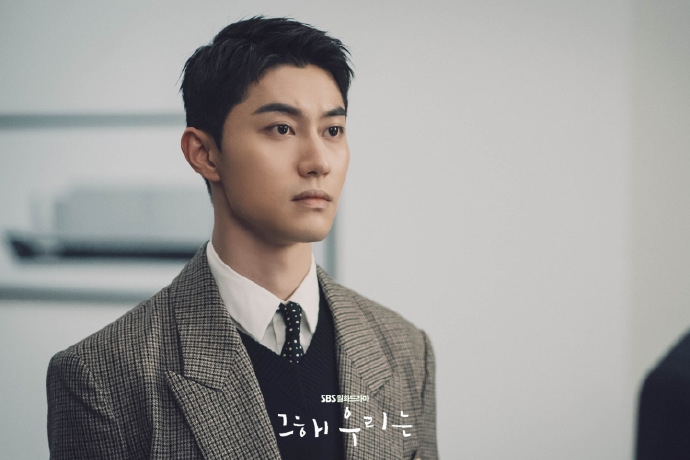 崔雄的死對頭插畫家「努亞」登場