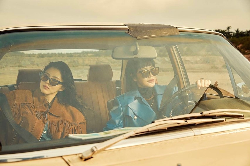 金惠秀載著韓韶禧在荒野中飆車