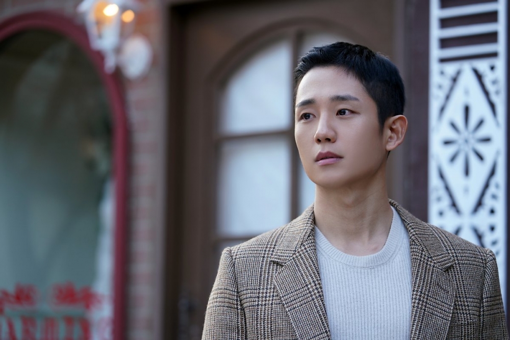 丁海寅在《雪降花》中擁有雙重身分