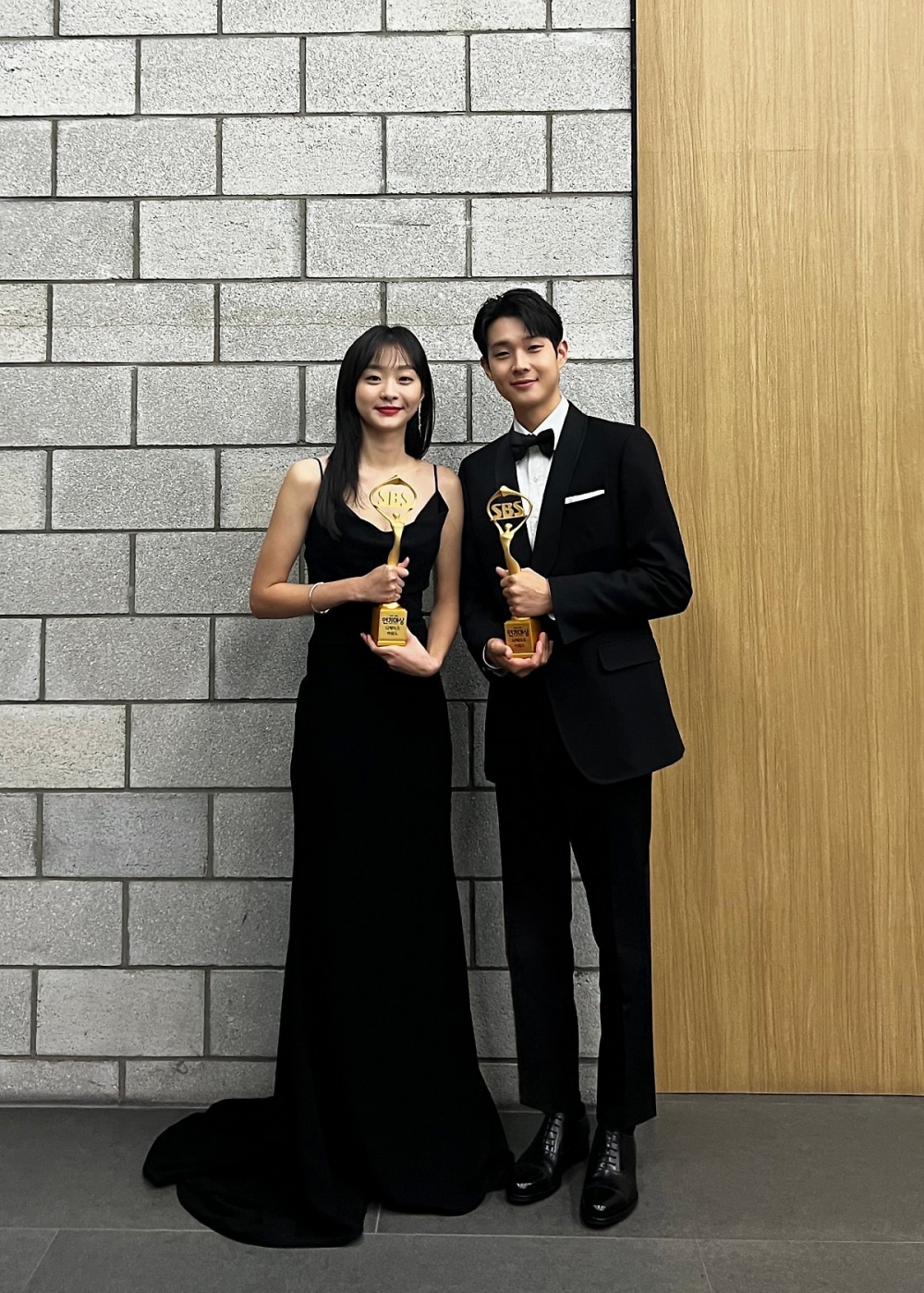 金多美與崔宇植在《SBS演技大賞》的合照