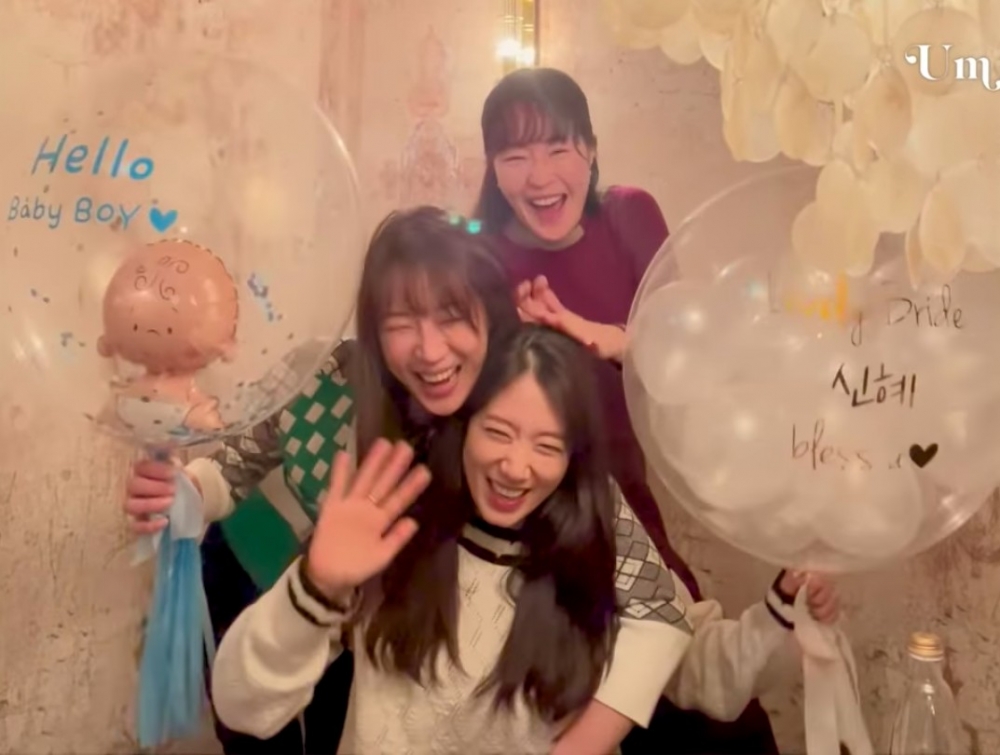 嚴智苑與友人一起慶祝朴信惠懷孕