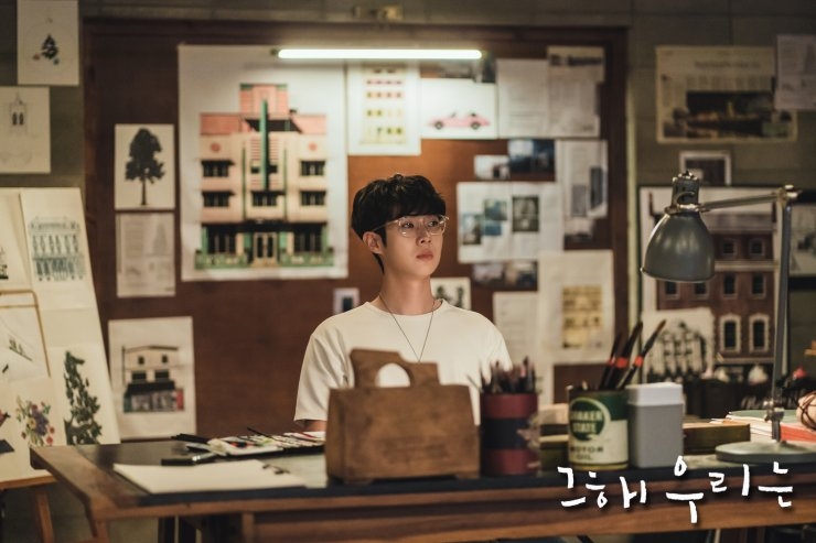 崔宇植飾演「崔雄」，也是化名「高午」的建築插畫家