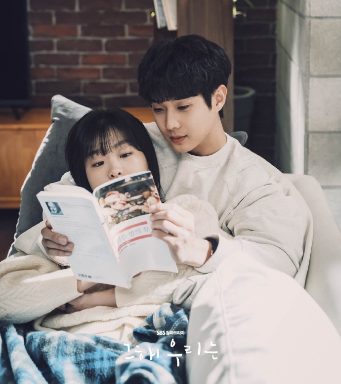 崔雄和延秀享受著居家約會