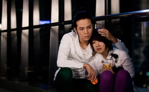 張根碩與朴信惠在劇中飾演地下戀的偶像成員