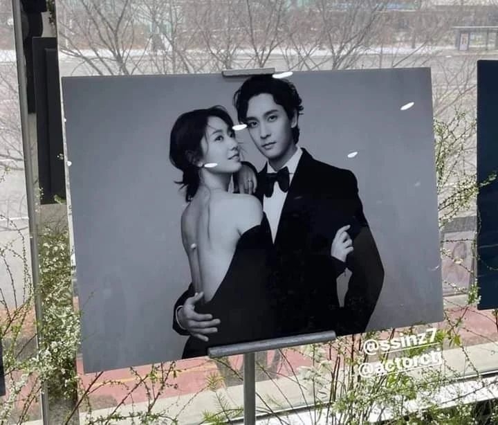 婚禮現場擺放了多張朴信惠與崔泰俊的婚紗照