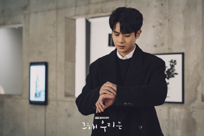 崔雄焦急地等待著某人