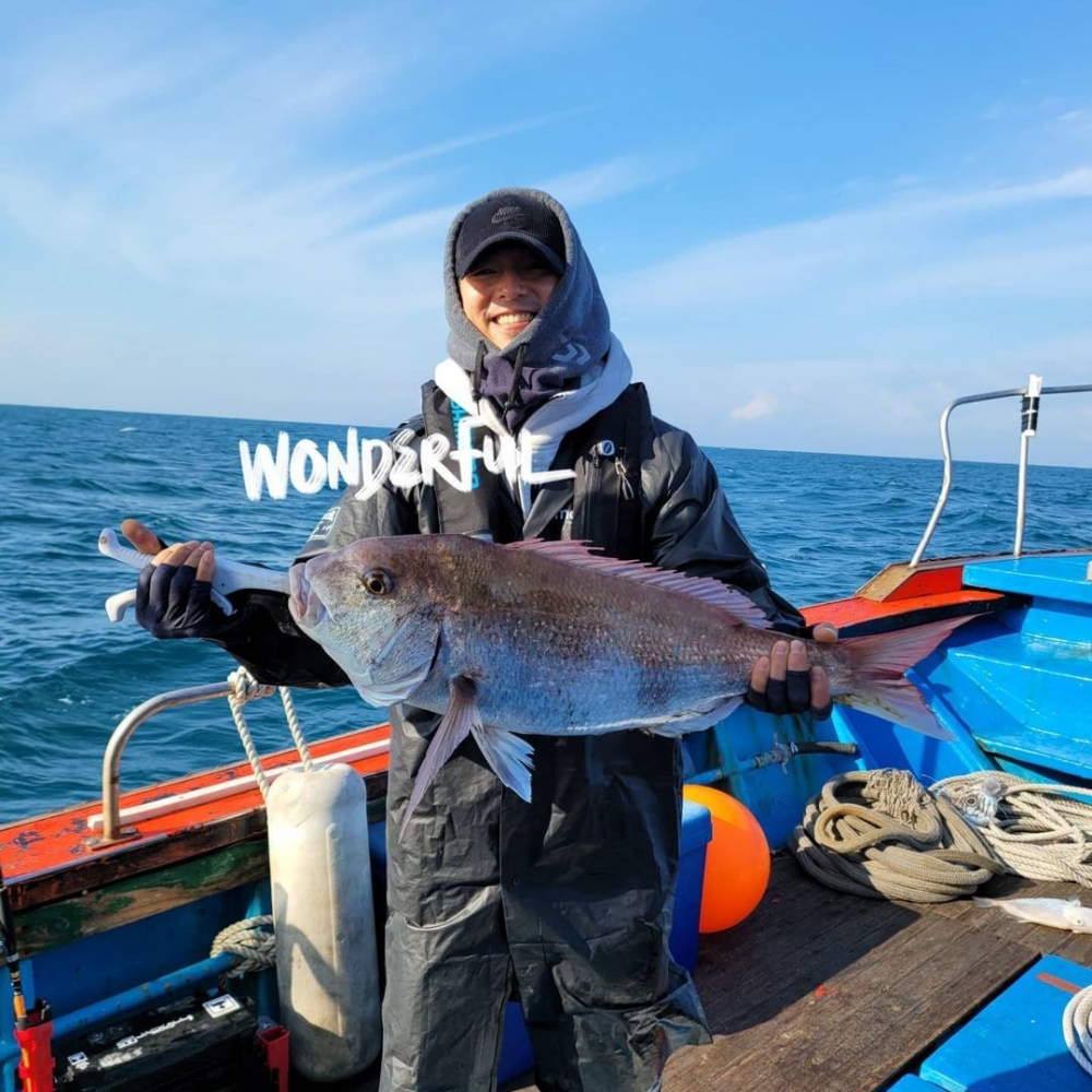 孔劉上傳自己出海釣魚的照片