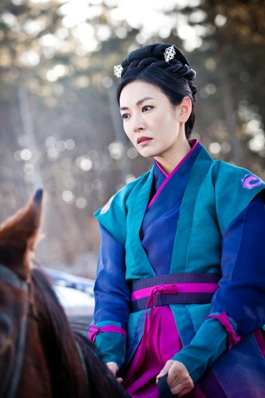 金素妍飾演四大山神之一的柳洪柱